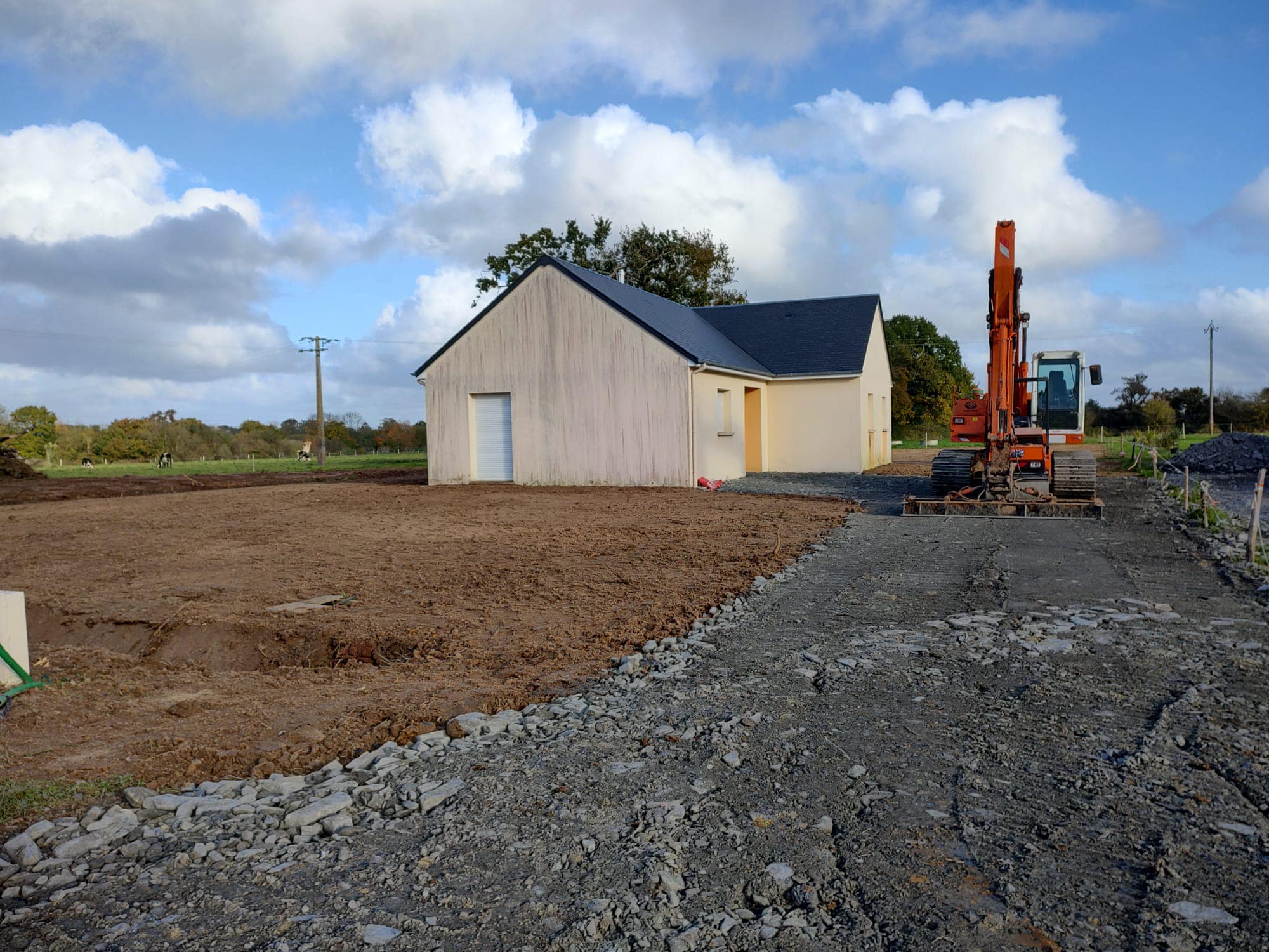 Terrassement et accès d’une maison neuve à Coutances