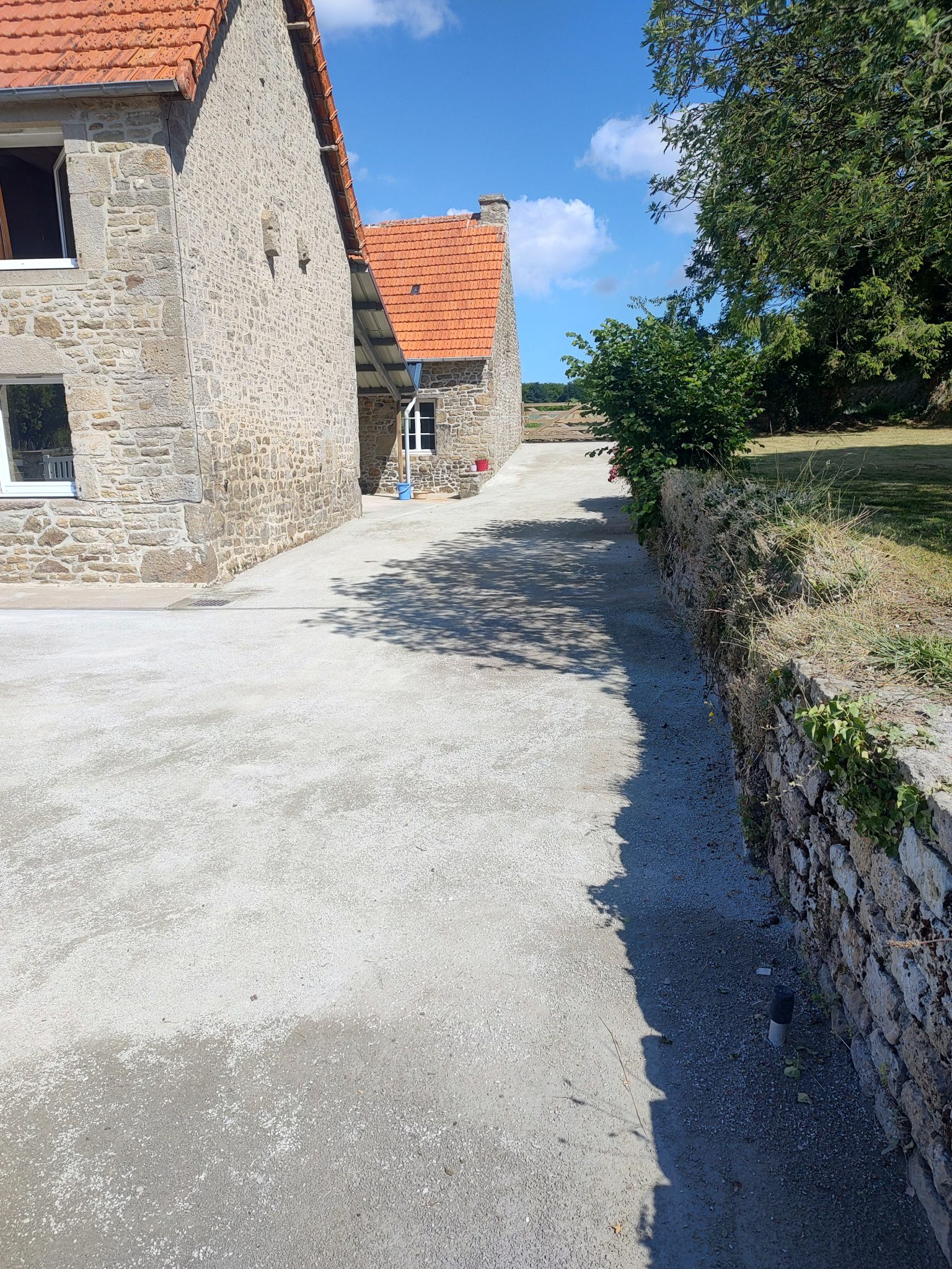 Accès de cour en sable stabilisé réalisé par Debayeux Terrassement