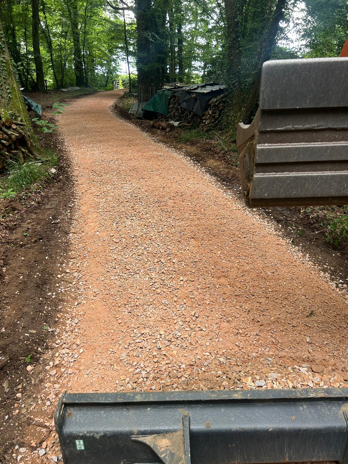 Allée de jardin en sable stabilisé